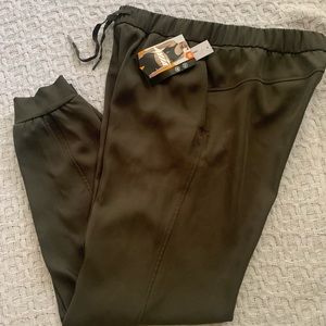 NWT woman’s size 8-10 olive Avia joggers
